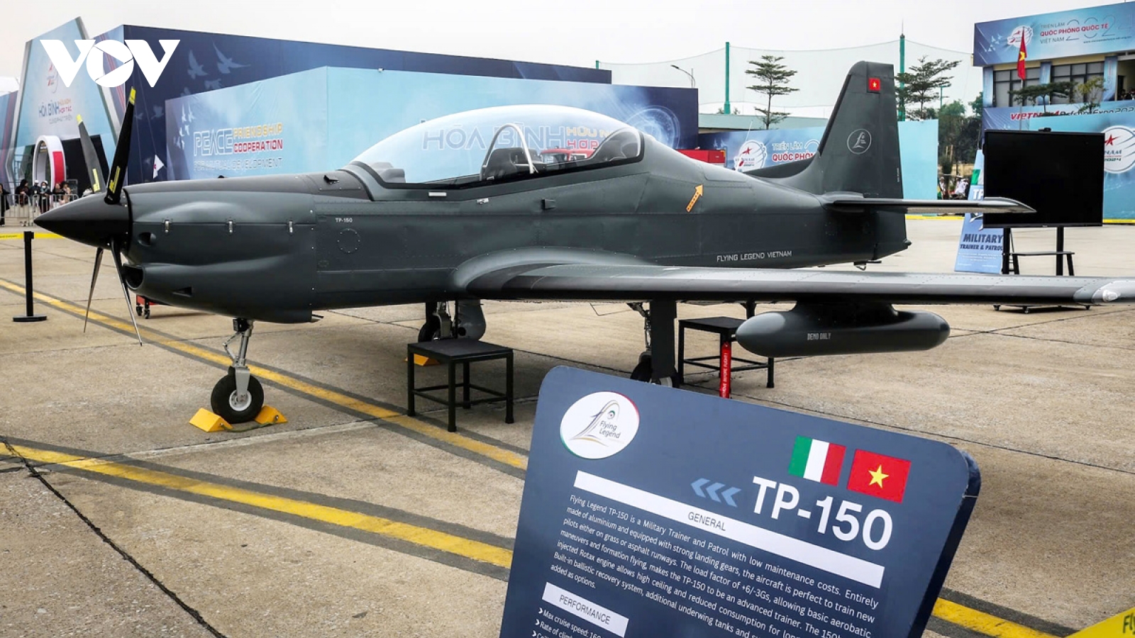 Made-in-Vietnam training aircraft TP-150 debuts at International Defense Expo